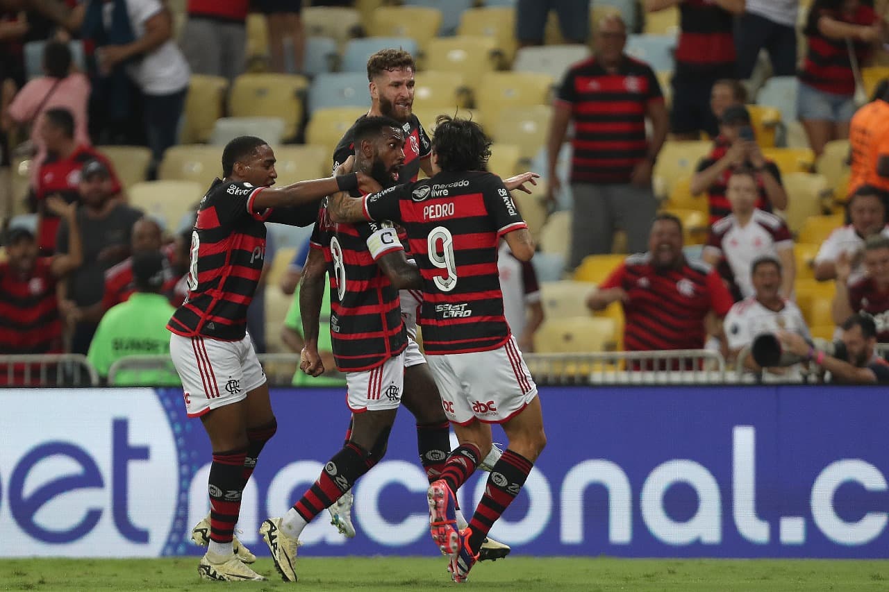Gerson vibra com gol que abriu placar em favor do Flamengo contra o Bahia e é abraçado por Pedro, Lorran e Léo Pereira