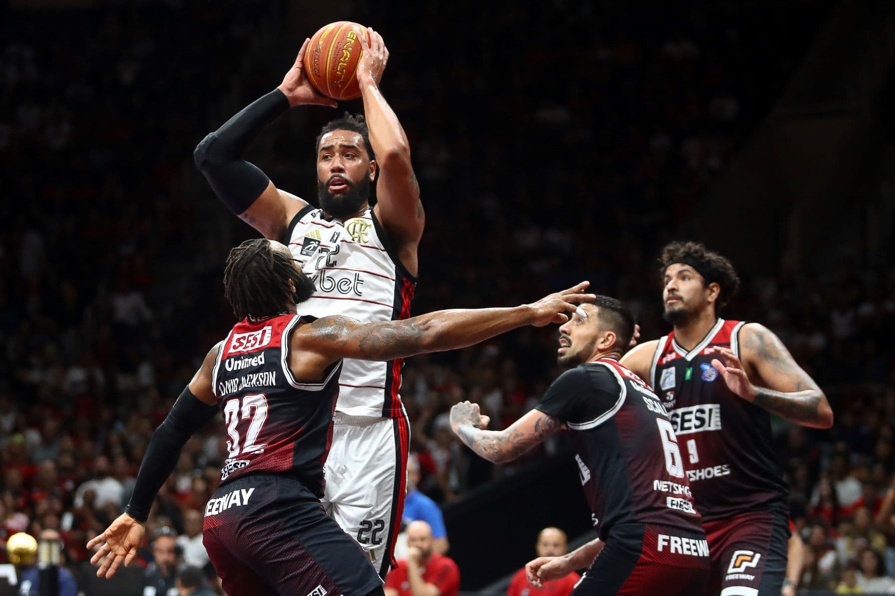 Lance do primeiro jogo das finais do NBB entre Flamengo e Franca