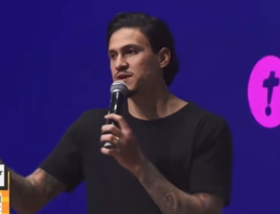 Pedro em igreja falando sobre agressão de Pablo Fernández em 2023 após jogo do Flamengo