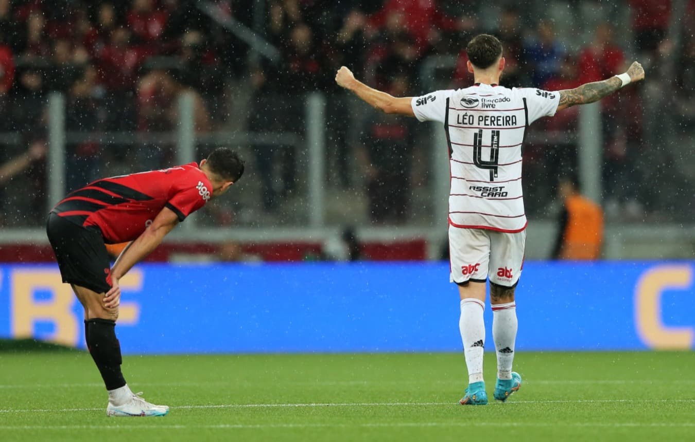 Léo Ortiz comemora gol de Gabigol (anulado posteriomente). Flamengo empatou em 1x1 com o Athletico Paranaense, pela 9ª rodada do Campeonato Brasileiro