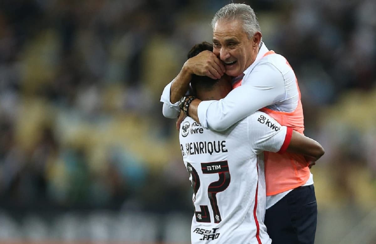 Tite abraça Bruno Henrique em jogo do Flamengo; atacante será titular contra o Botafogo