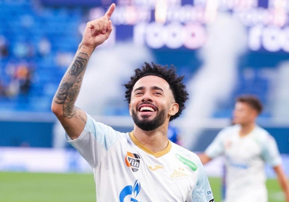 Claudinho comemora gol sobre o Estrela Vermelha em amistoso do Zenit; atleta é alvo do Flamengo