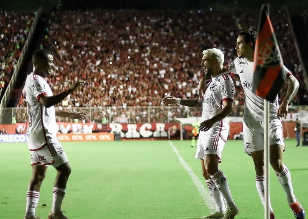 De La Cruz, Arrascaeta e Pedro celebram gol do Flamengo sobre o Vitória