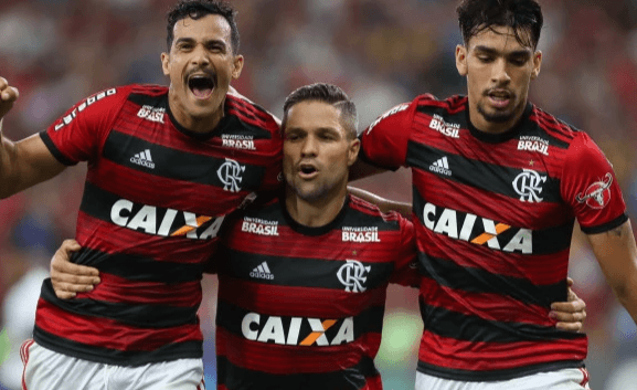Diego comemora gol do Flamengo contra o Vitória com Lucas Paquetá e Henrique Dourado