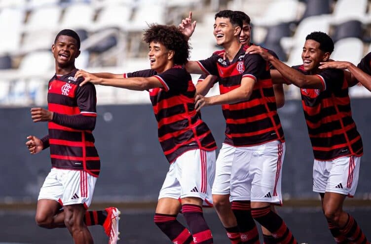 Jogadores Sub-17 do Flamengo comemoram vitória; veja datas das finais do Campeonato Carioca contra o Vasco