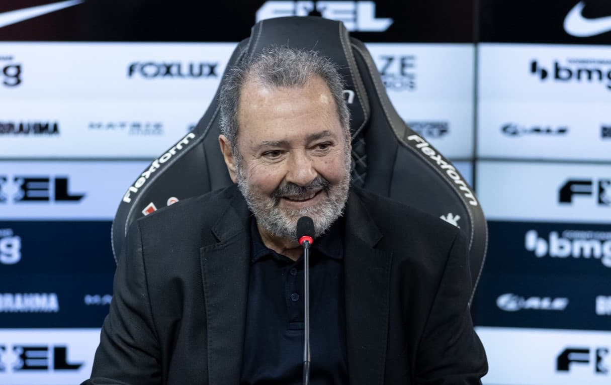 Fred Luz em apresentação oficial no Corinthians; dirigente comparou finanças do time paulista com o que encontrou no Flamengo em 2013