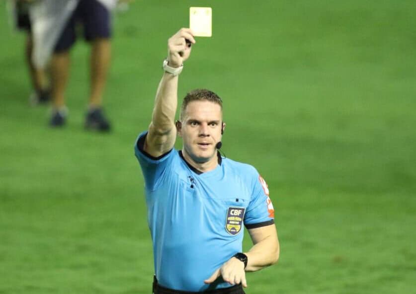 Gustavo Bauermann; árbitro é acusado de mentir sobre cartão para Luiz Araújo em Flamengo x Atlético-GO