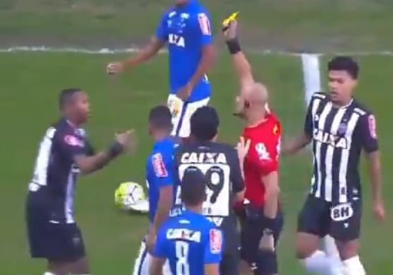 Robinho levou amarelo por lance igual ao de Barreto, zagueiro do Criciúma que fez pênalti e deu vitória ao Flamengo