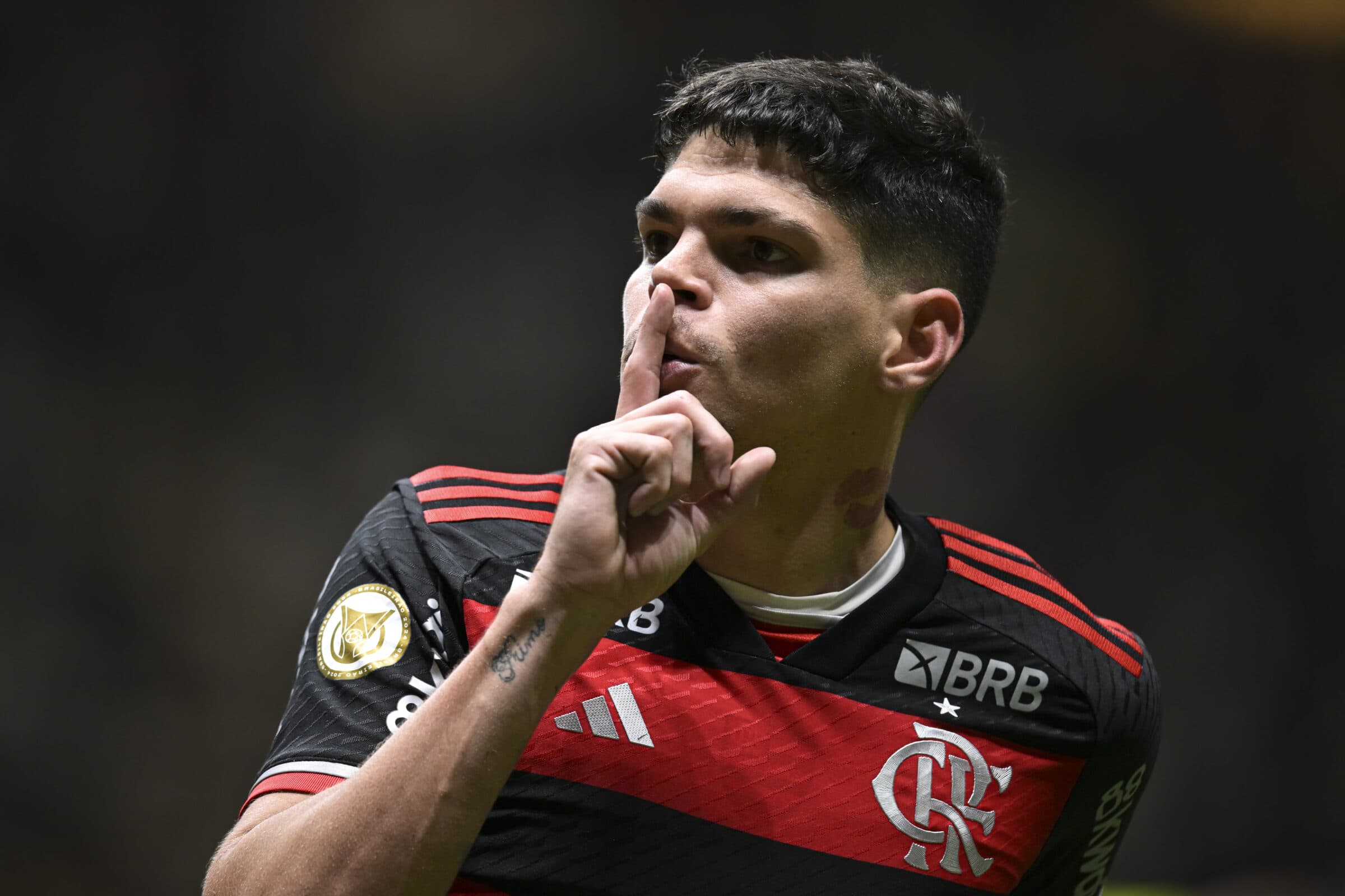 Ayrton Lucas, do Flamengo, faz gesto de silêncio para torcida do Atlético-MG na Arena MRV