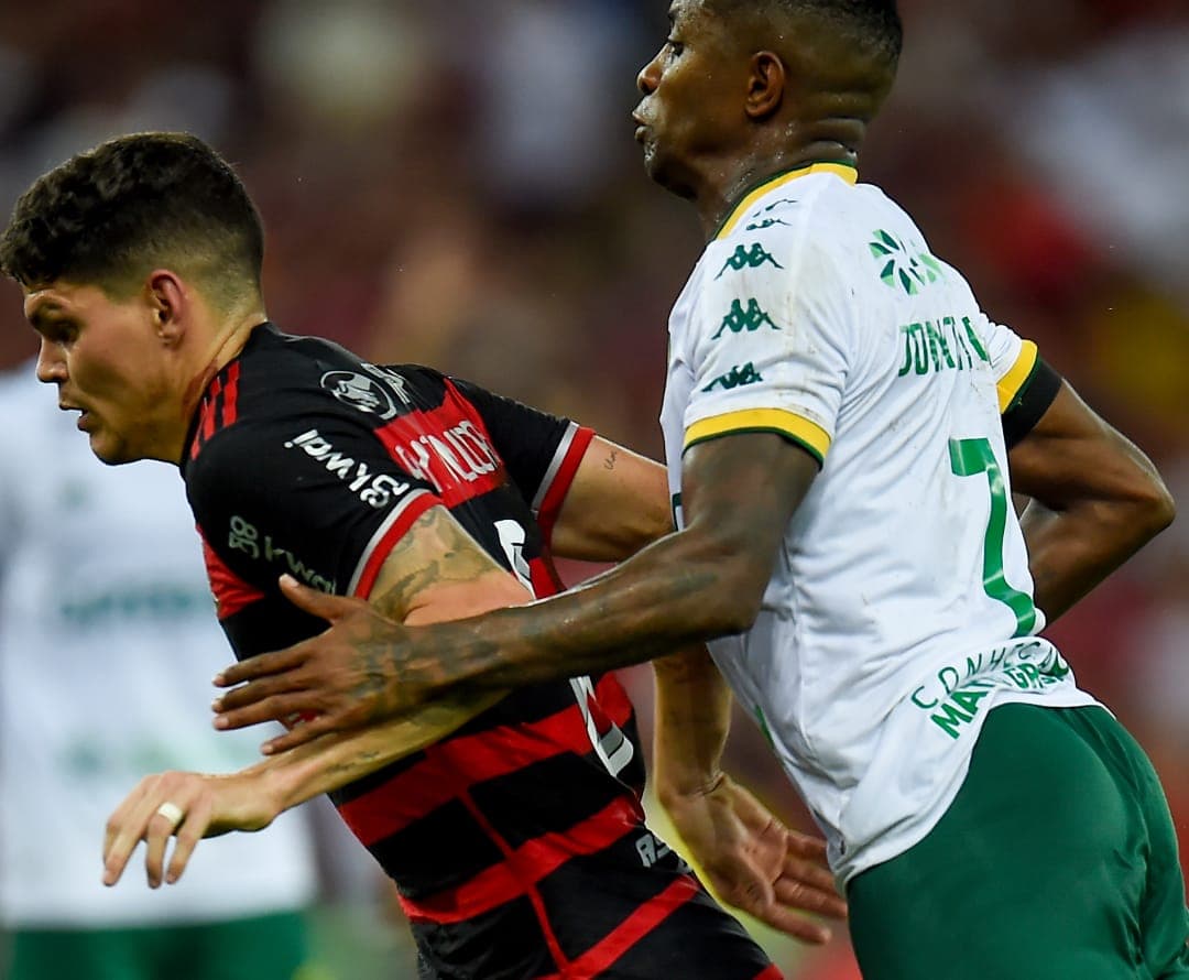 Ayrton Lucas, do Flamengo, tenta iniciar jogada com marcação cerrada de um jogador do Cuiabá