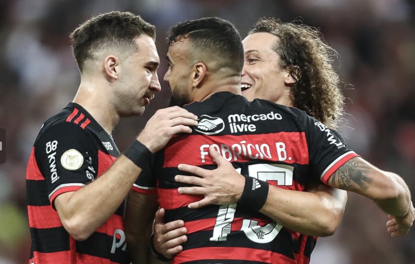 Após marcar o gol da vitória do Flamengo, Fabricio Bruno, ex-jogador do Cruzeiro, comemora ao lado de Leo Ortiz e David Luiz
