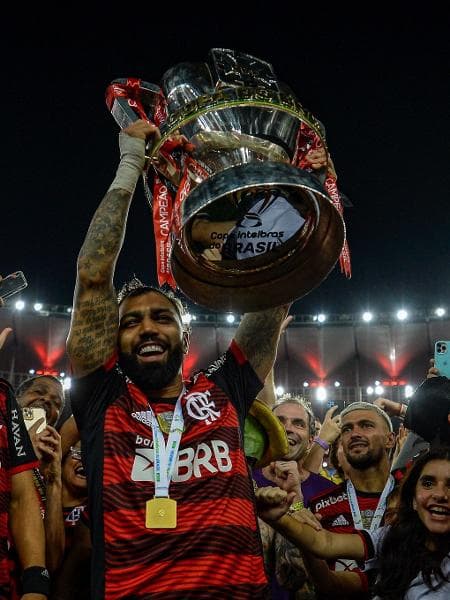 Gabigol com taça da Copa do Brasil