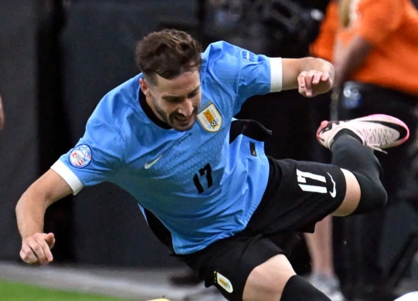 Matías Viña tenta se desvencilhar de um pontapé durante partida na Copa América Conmebol