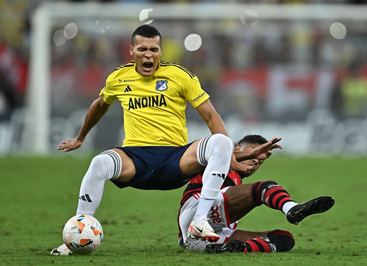 Luis Paredes, do Millonarios, grita enquanto cai no gramado após carrinho forte de Bruno Henrique, do Flamengo, em jogo pela fase de grupos da Libertadores 2024