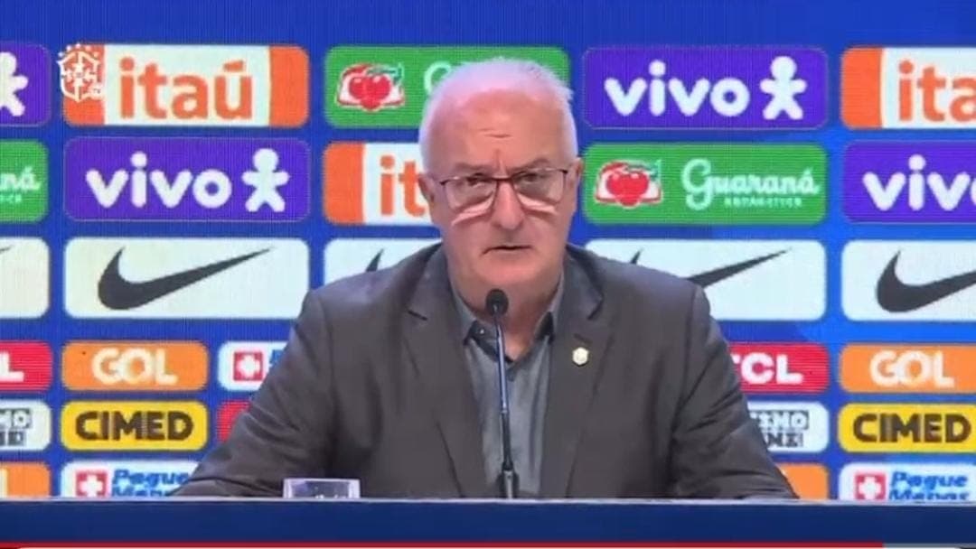 Dorival Jr com expressão preocupada ao falar de Tite