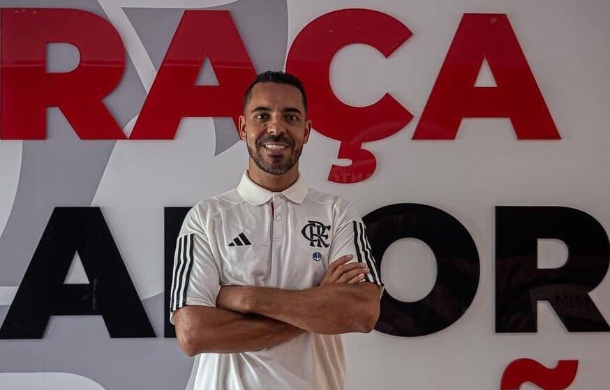 Felipe Freitas com a camisa do Flamengo; treinador deixou o Flamengo Feminino Sub-20 antes de semifinal do Brasileirão