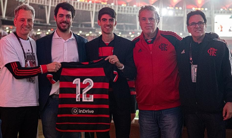 Flamengo com representantes da inDrive no Maracanã