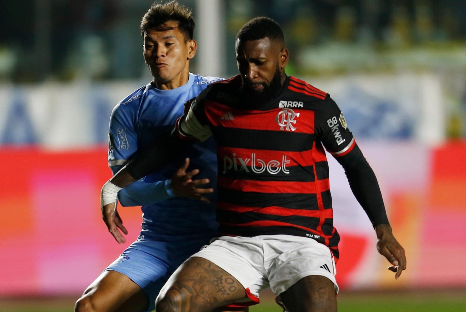 Gerson protege bola em disputa com jogador do Bolívar na Libertadores
