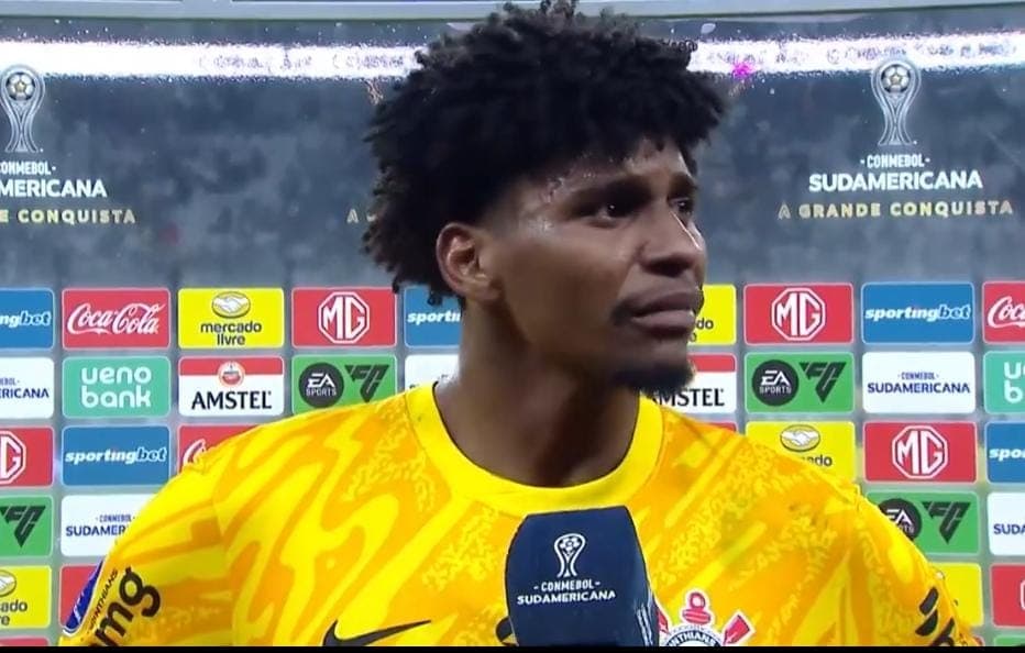 Hugo Souza chora diante das câmeras ao ser ovacionado após atuação memorável pelo Corinthians