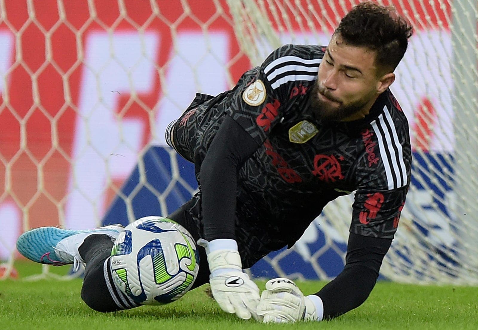 Matheus Cunha se joga para fazer defesa pelo Flamengo