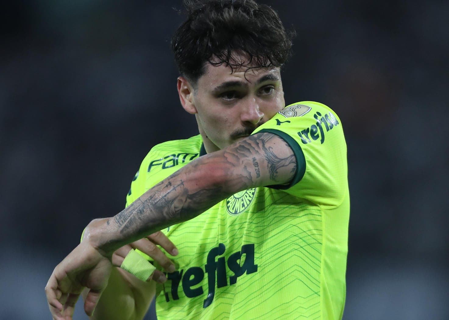Maurício seca suor na manga da camisa do Palmeiras