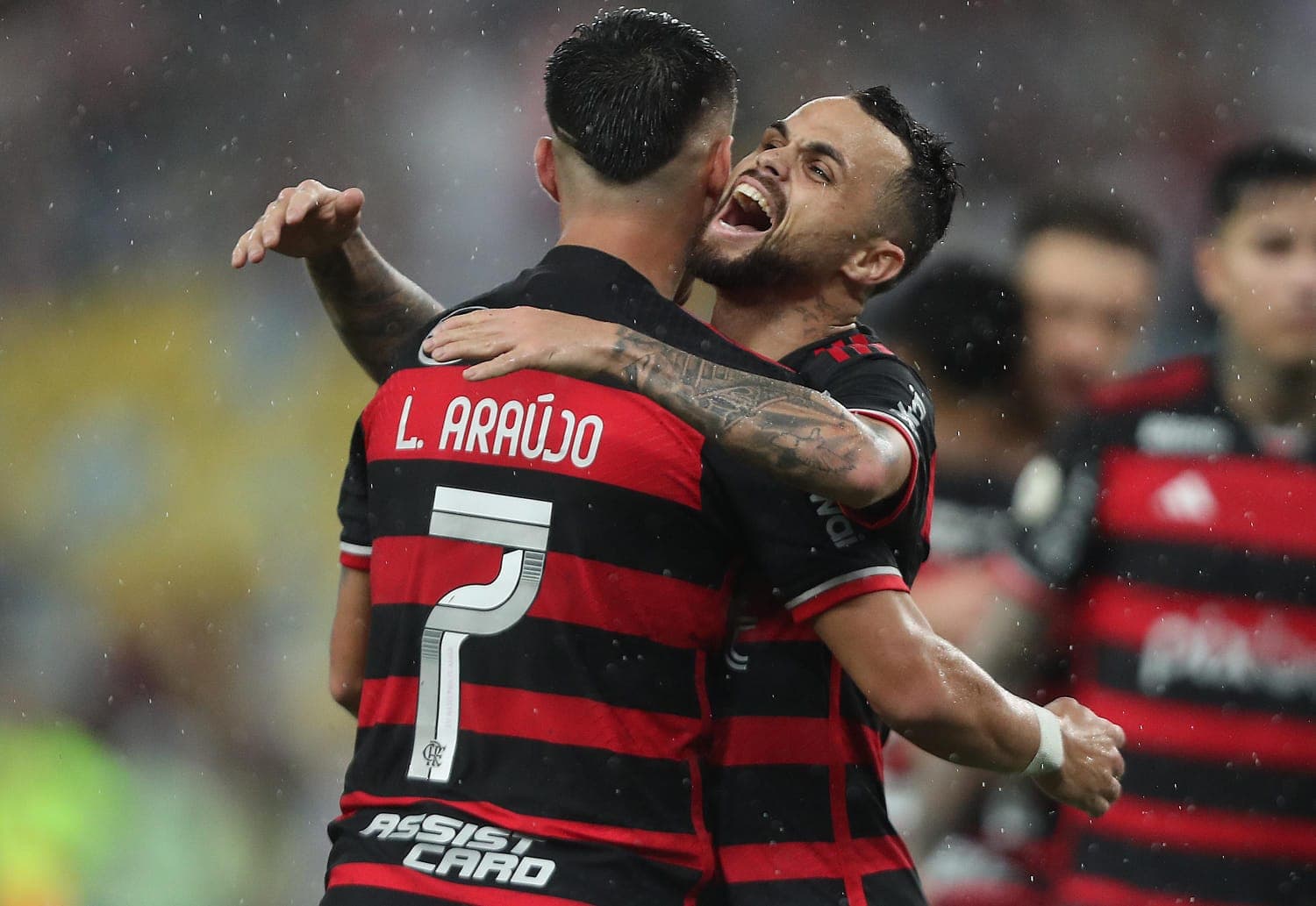 Michael sorri em abraço a Luiz Araújo após gol do Flamengo