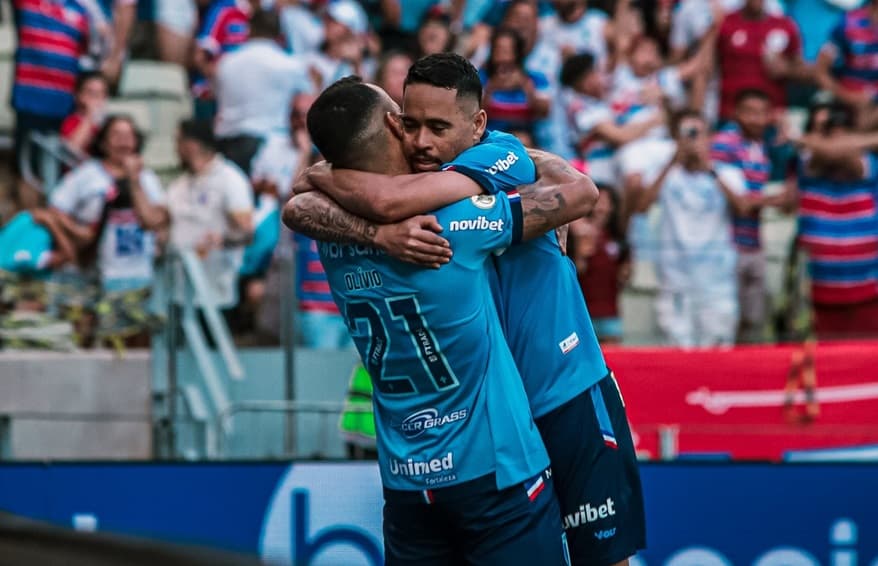 Moisés e Yago Pikachu, do Fortaleza, se abraçam em vitória contra o Criciúma pelo Brasileirão que fez a equipe ultrapassar o Flamengo