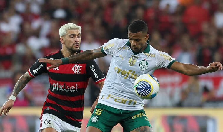 Arrascaeta e Caio Paulista brigam pela bola em Flamengo x Palmeiras da ida das oitavas da Copa do Brasil