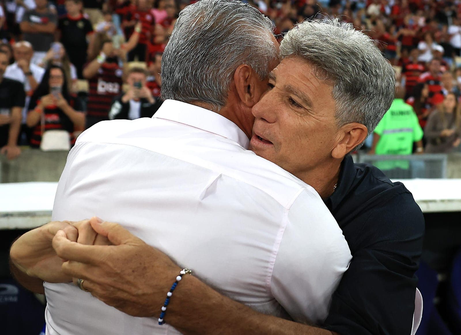 Renato Gaúcho e Tite se abraçam antes de Flamengo x Grêmio