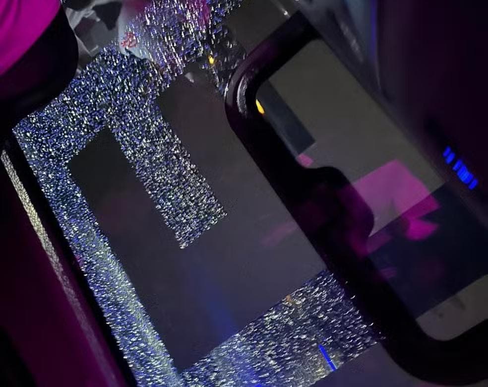 Vidro do ônibus do Flamengo estilhaçado após ataque em La Paz