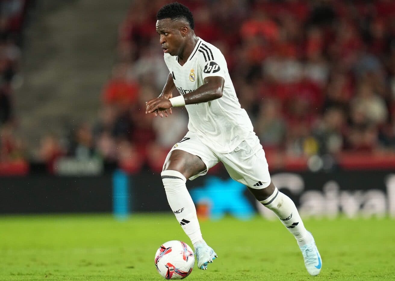 Vini Jr em campo em Real Madrid x Mallorca; ex-Flamengo deu assistências, mas equipe sofreu empate no primeiro jogo de LaLiga