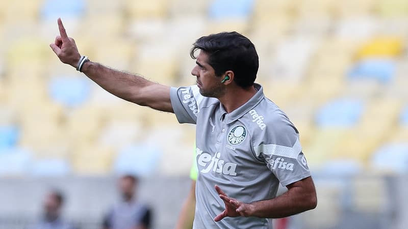 Abel Ferreira faz sinal para seus jogadores durante jogo do Palmeiras contra o Flamengo