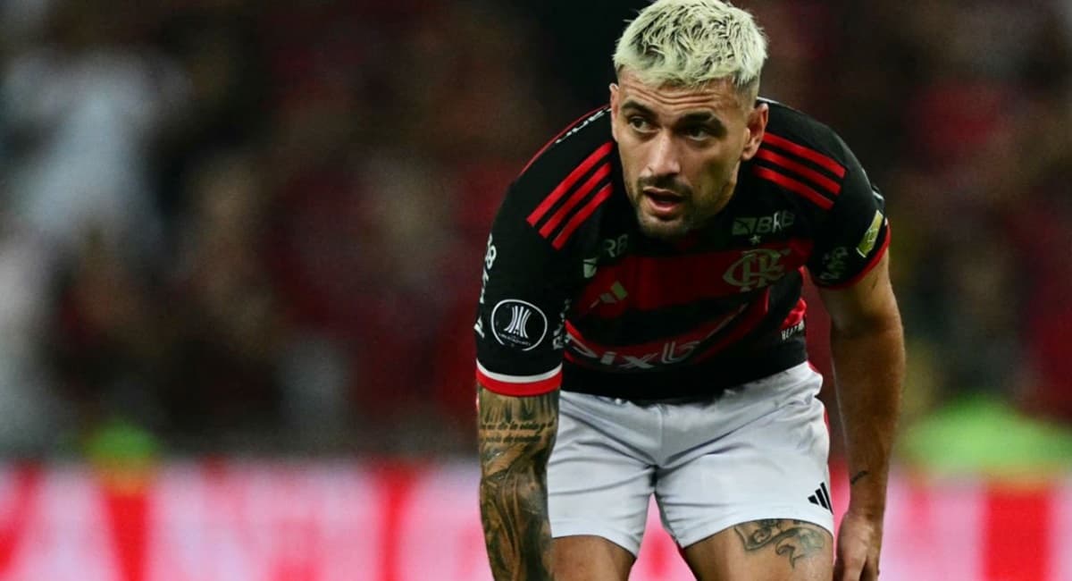 arrascaeta agachado em jogo do flamengo pela libertadores