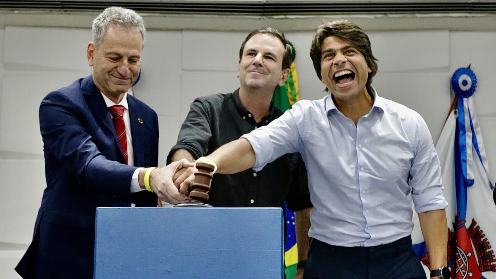 Landim bate o martelo no leilão do terreno do Gasômetro com prefeito Eduardo Paes e deputado federal Pedro Paulo