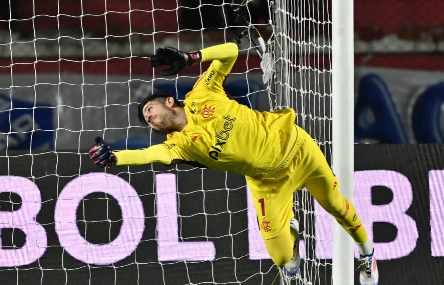 Rossi se esforça, mas não evita o gol do Bolívar. Goleiro foi o herói da classificação do Flamengo.