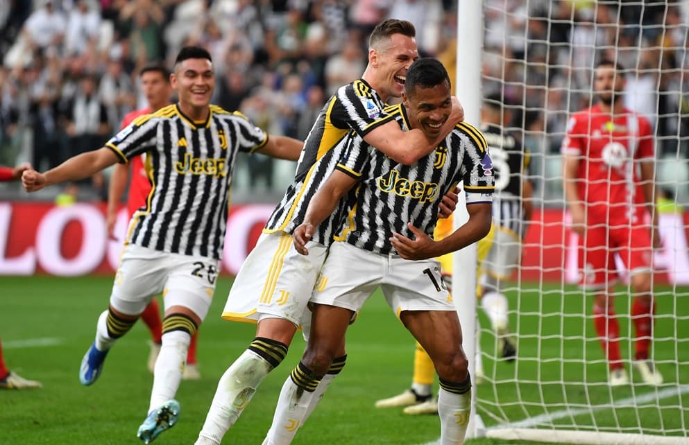 Alex Sandro celebra gol pela Juventus; ao fundo Alcaraz, corre em celebração. Ambos jogarão juntos no Flamengo