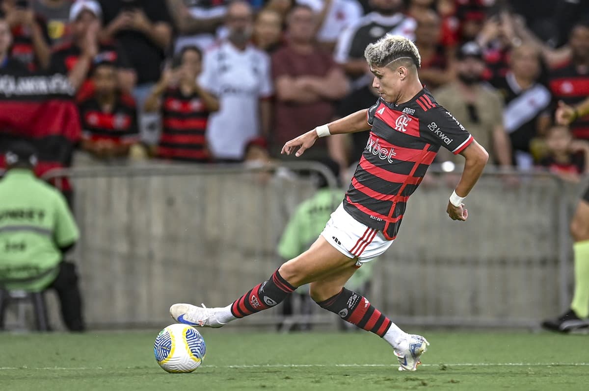 Luiz Araújo conduz bola em velocidade durante Flamengo 1x1 Vasco pelo Brasileirão 2024