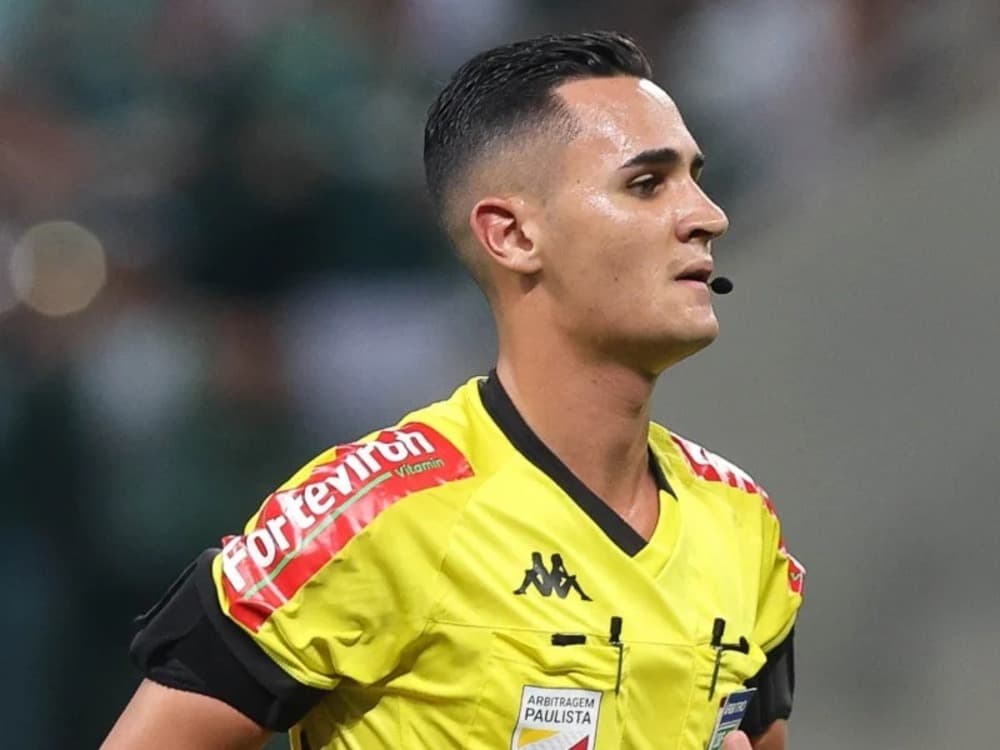 Matheus Candançan em jogo do Brasileirão; árbitro apita GrÊMIO X Flamengo