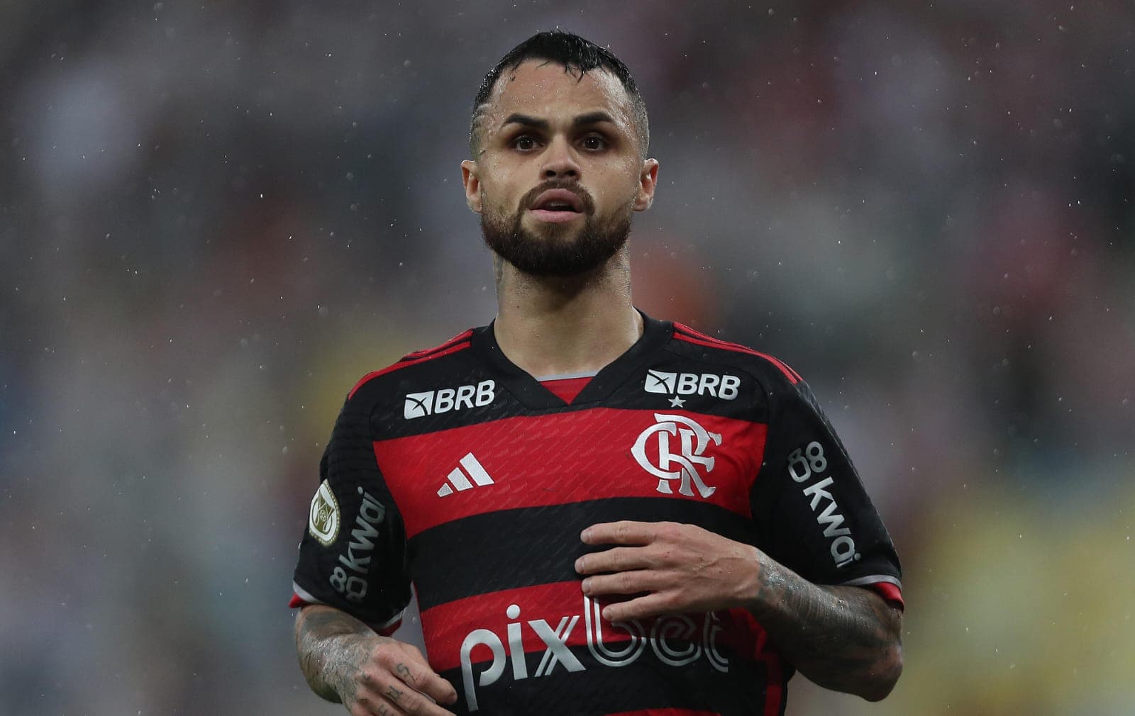 Michael-com-expressao-concentrada-em-jogo-pelo-Flamengo