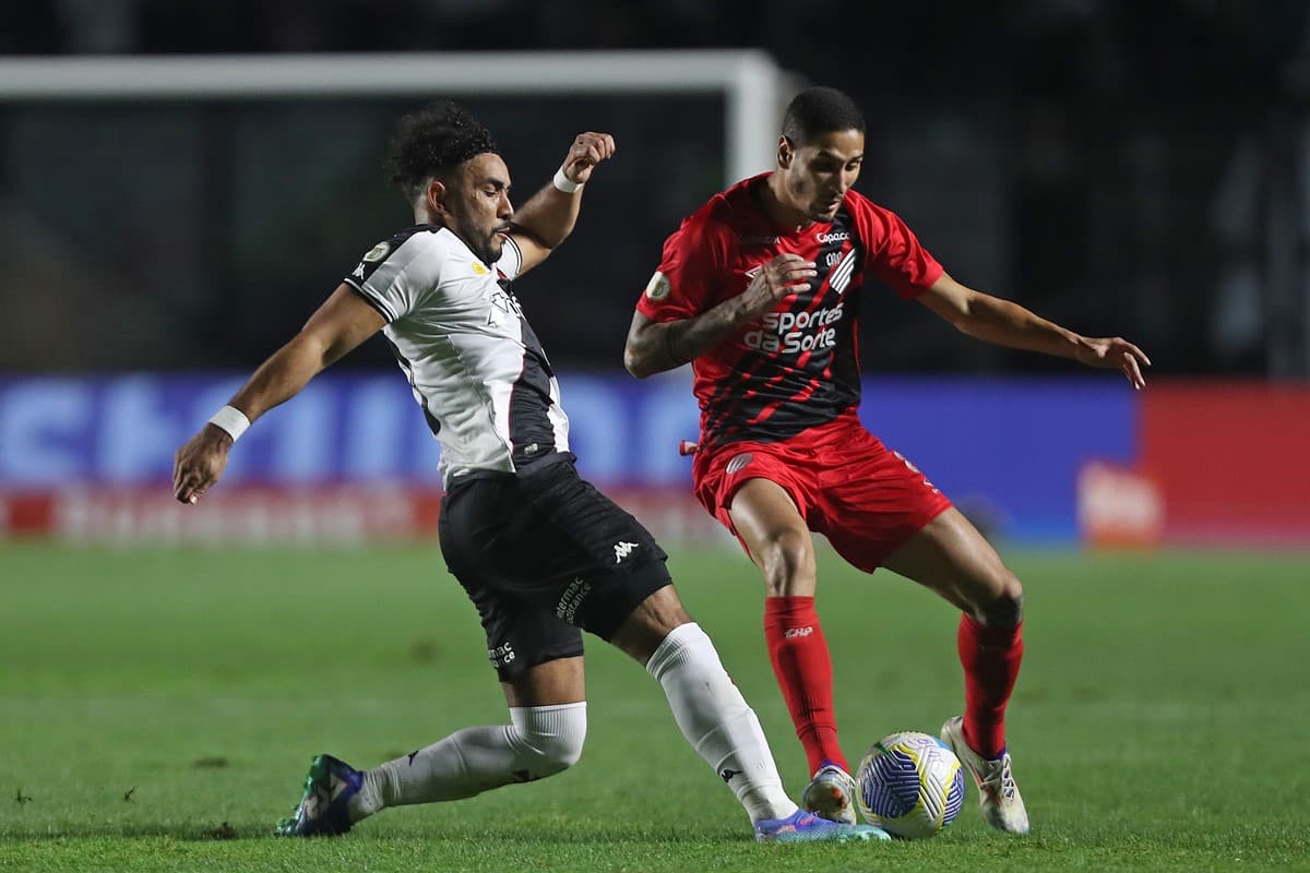 Payet tenta bote em Praxedes durante Vasco x Athletico-PR pelo Brasileirão 2024