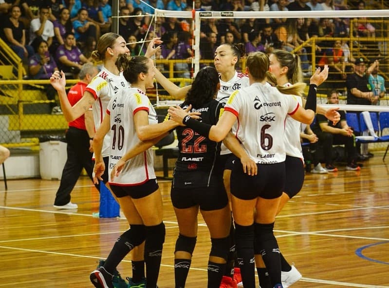 Time do Sesc Flamengo comemora ponto contra o Unilife Maringá; veja horário e onde assistir contra o Gerdau Minas
