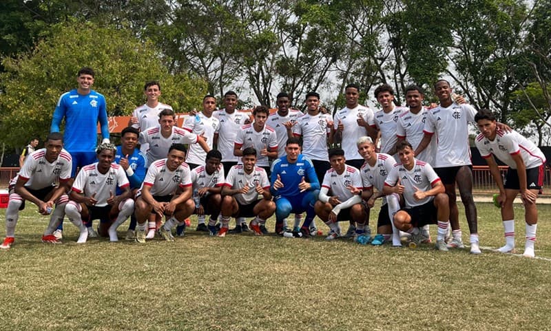 Elenco do Flamengo Sub-20 em foto após vitória contra o Nova Iguaçu pela ida das quartas de final do Carioca Sub-20