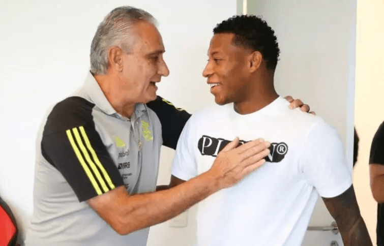 Tite recebe Gonzalo Plata no Flamengo com tapa no peito