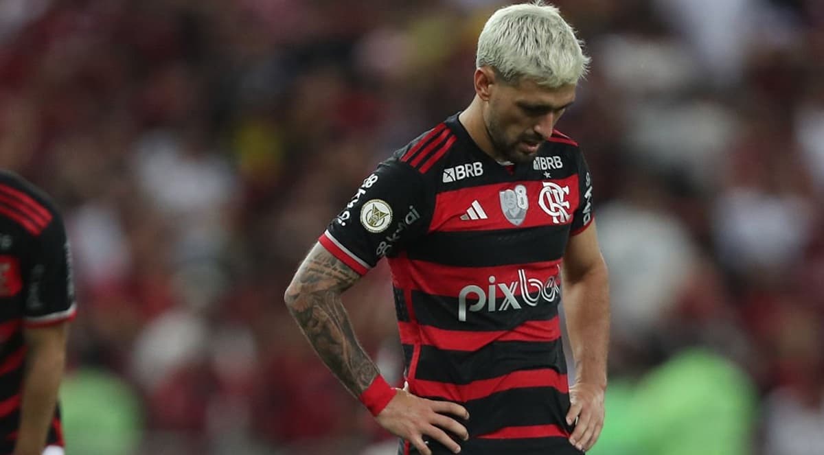 arrascaeta com as mãos na cintura em jogo do flamengo