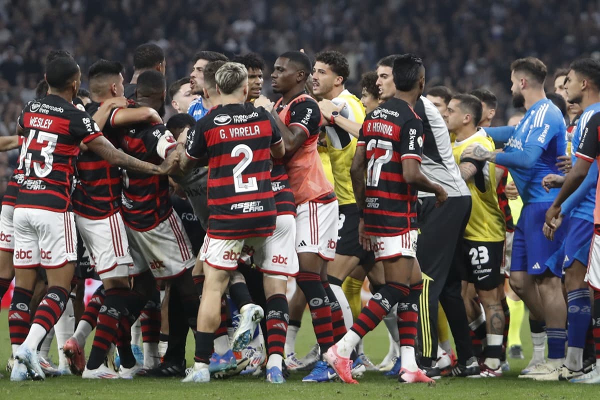Briga entre jogadores do Flamengo e Corinthians durante partida no Brasileirão 2024