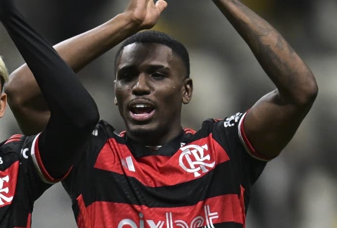 evertton araújo de braços levantados em jogo do flamengo