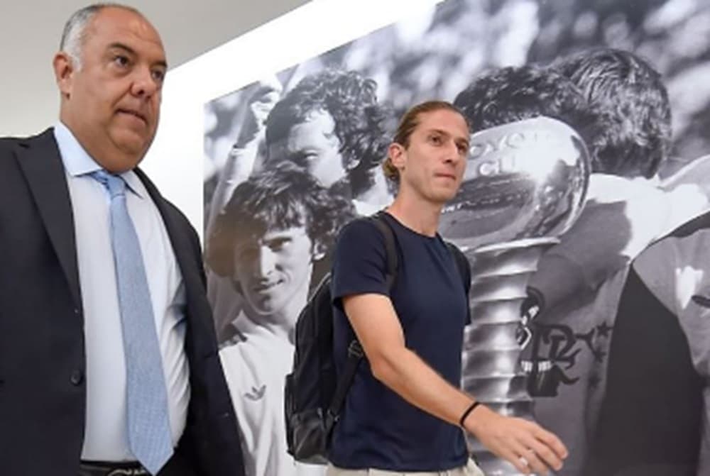 filipe luís ao lado de marcos braz antes de treino do flamengo
