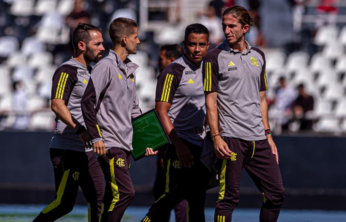 filipe luís com sua comissão técnica da base do flamengo