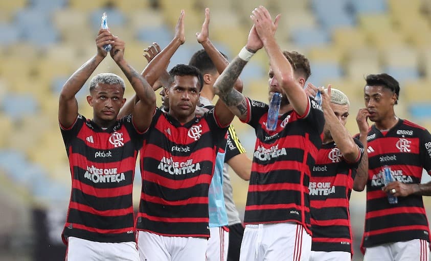 Wesley do Flamengo e companheiros comemoram após vencer a partida entre Flamengo e Athletico Paranaense como parte do Brasileirão 2024 no Estádio do Maracanã em 29 de setembro de 2024 no Rio de Janeiro, Brasil.