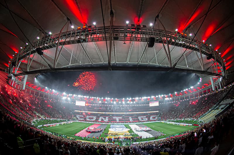 Foto panorâmica do Maracanã com os dizeres "conte comigo" no mosaico ao fundo minutos antes do início da partida entre Flamengo x Corinthians na final da copa do brasil 2022